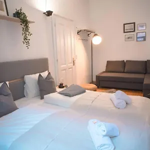 cosy-and-spacious-apartment-in-the-heart-of-innsbruck.ischgl-hotels.net/